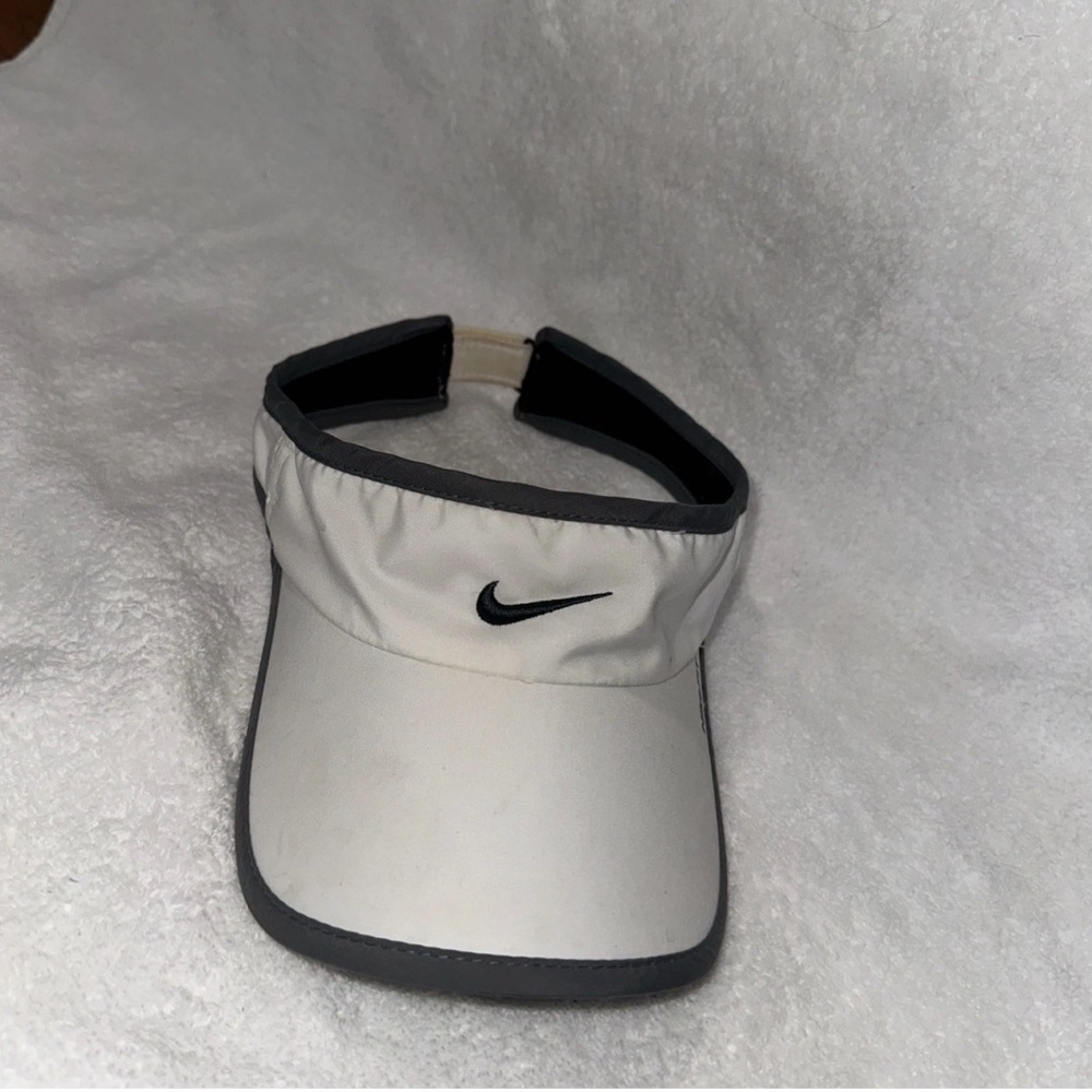 Nike White and Gray Men’s Athletic Visor with Black Swoosh